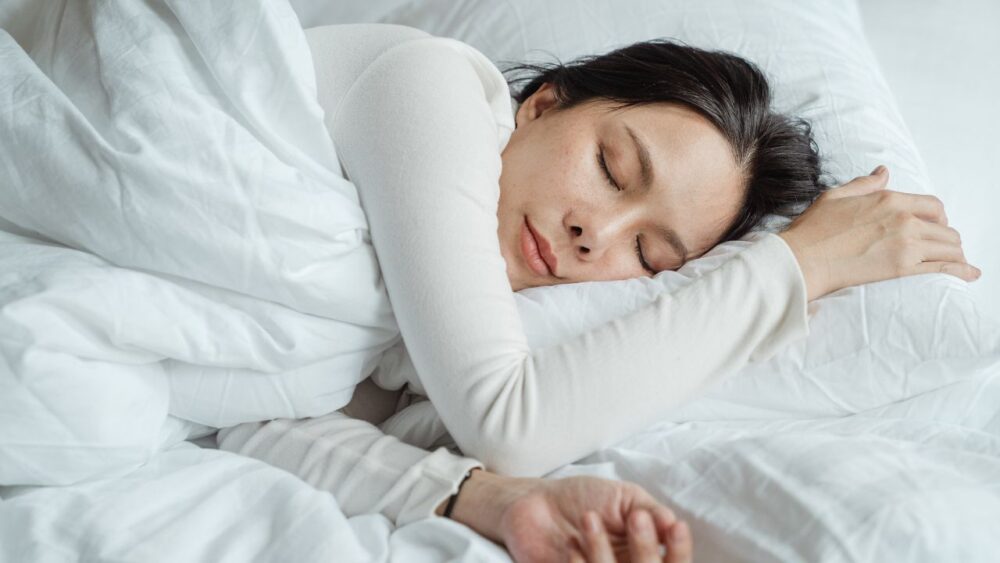 女性が布団でぐっすり眠る